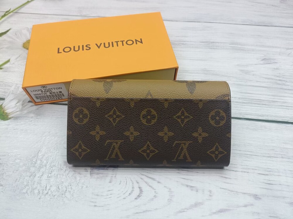 Louis Vuitton Sarah Wallet in Monogram - Picture 2 of 8